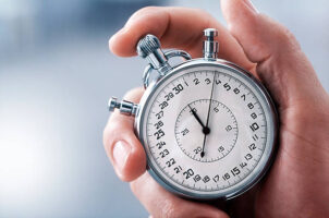 Male hand with classic stopwatch. (XXL-File) Mis tiempos en tu mano